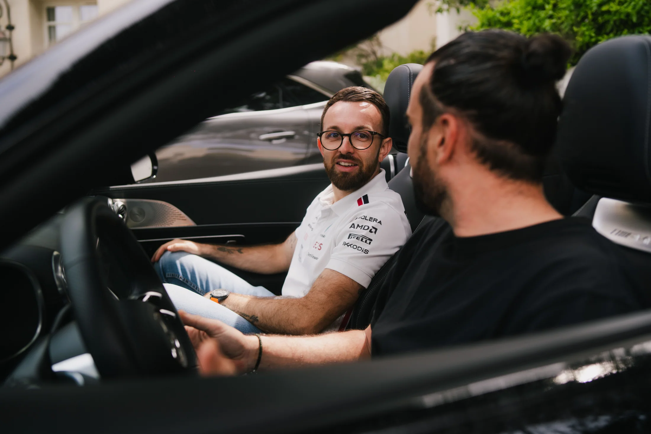 Échange dans une Mercedes de Willermin